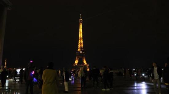 مدينة النور بلا نور ..برج إيفل في باريس مظلماً في وقت مبكر عن المعتاد