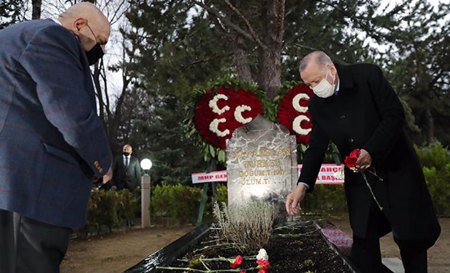 الرئيس أردوغان يزور ضريح مؤسس حزب "الحركة القومية".. في ذكرى وفاته الـ24