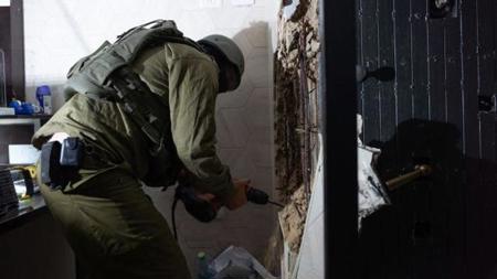 الجيش الإسرائيلي ينهب الملايين من مكاتب الصرافة الفلسطينية في الضفة الغربية