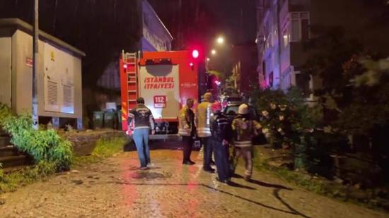 صاعقة تضرب مبنى في اسطنبول وتشتعل به النيران
