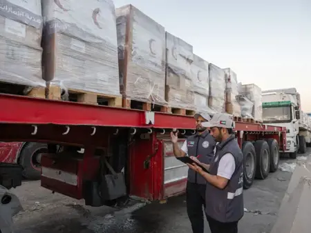 الإمارات تُدخل 5 قوافل تحمل 683 طنّاً من المساعدات إلى غزّة ضمن «الفارس الشهم 3»
