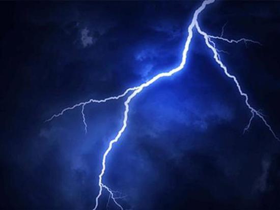 صاعقة رعدية تنهي حياة طفلين داخل حديقة المدرسة