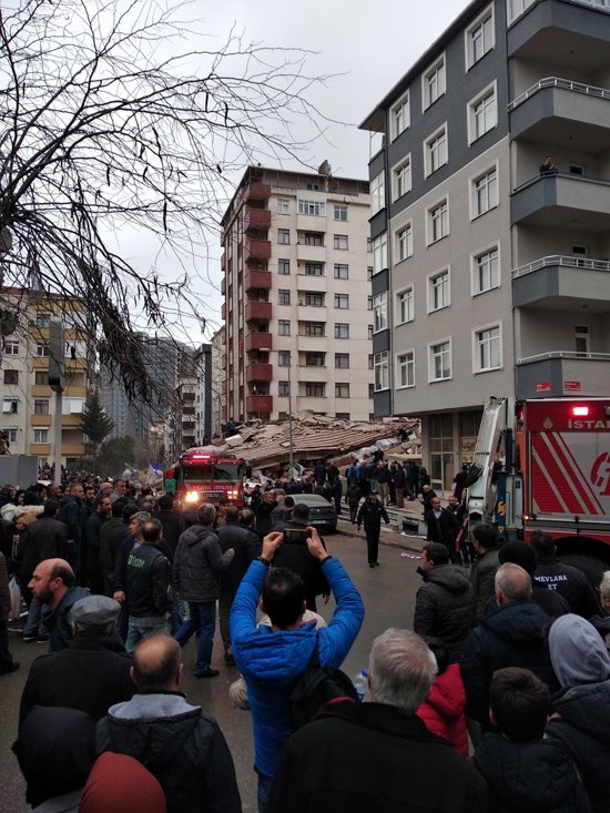 إخلاء مبنى كبير وسط إسطنبول تخوفًا من انهياره