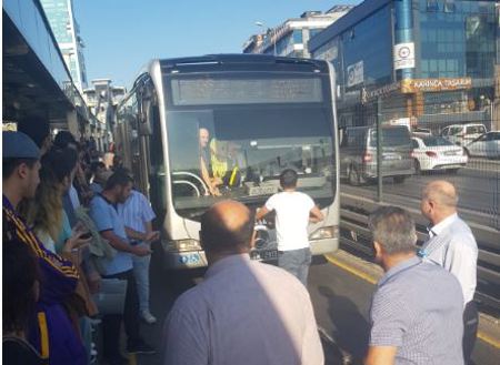 مواطنون يغلقون طريق حافلات المتروبوس في اسطنبول