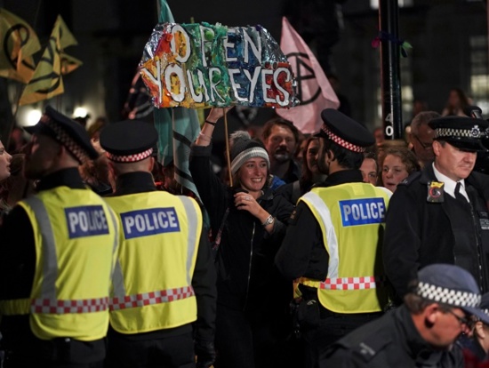 رغم الاعتقالات.. ناشطو البيئة يواصلون احتجاجاتهم في لندن