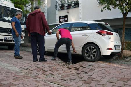 انهيار شارع في أفجيلار وتضرر عدد من السيارات