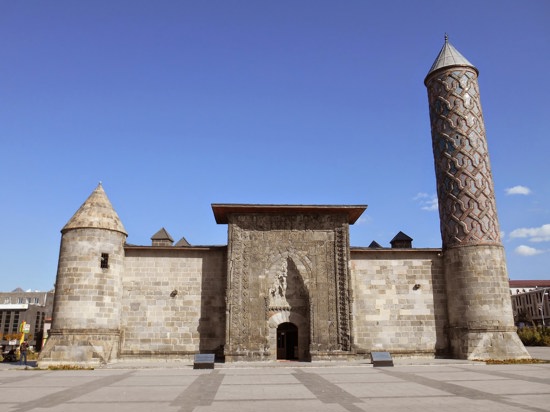 أضرحة وقباب أرضروم تعكس تطور الهندسة المعمارية للدول التركية