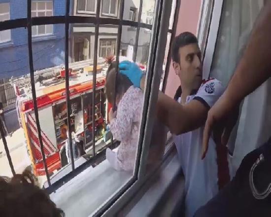 إنقاذ طفل علّق رأسه في حديد نافذة منزلهِ في الفاتح