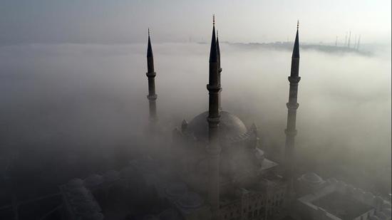 مشهد بديع.. مآذن مسجد السليمية تعانق الغيوم