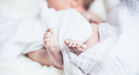 ذهب لدفن ابنته ليجد "مفاجأة مرعبة" داخل قبرها