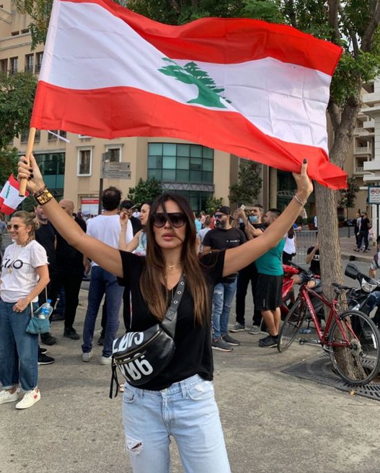 عبر "تويتر".. نجوم لبنان يشاركون في الاحتجاجات