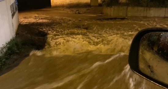 فيضانات تجرف رجلًا مسنًا في مدينة "غيرسون" شمالي تركيا