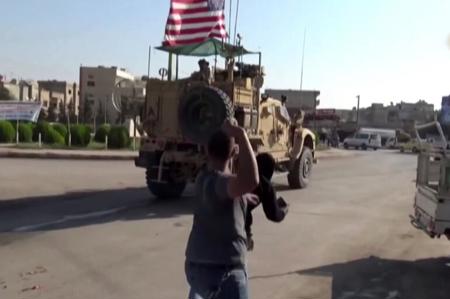 أنصار تنظيم "بي كا كا" يرجمون قافلة أمريكية خلال انسحابها من سوريا