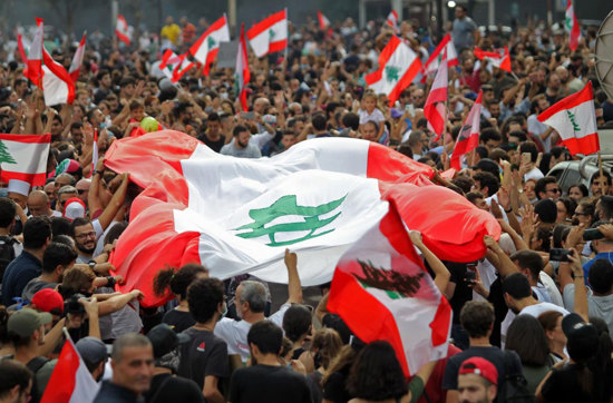 متظاهرو لبنان يؤكدون مواصلة اعتصامهم ويطالبون بإسقاط الحكومة أولًا