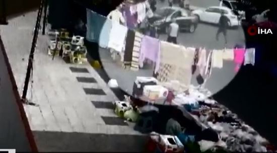 سائق مسن يهاجم أحد الأسواق بسيارته في إسطنبول ويصيب 8 أشخاص