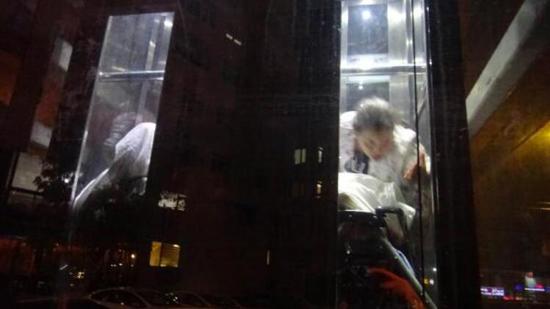 إسطنبول : إنقاذ 5 أشخاص علقوا بمصعد المتروبوس 45 دقيقة