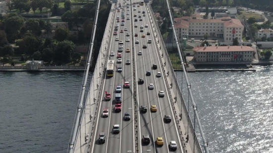 مشهد رائع على جسر شهداء 15 تموز في إسطنبول