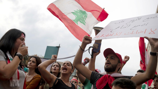 المحتجون اللبنانيون يعتصمون أمام منزل وزير الاتصالات في بيروت