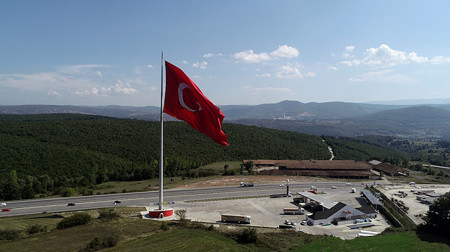 علم تركي بمساحة ألفي متر مربع يرفرف في سماء "صامصون"