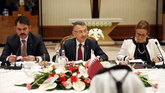 نائب أردوغان يبحث الاستثمارات المشتركة مع رئيس وزراء قطر