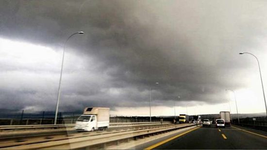 الغيوم تحول نهار إسطنبول إلى ليل بانتظار الأمطار