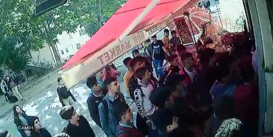 طلبة مدرسة ثانوية في إسطنبول يهاجمون بقالة بسبب زميلاتهم