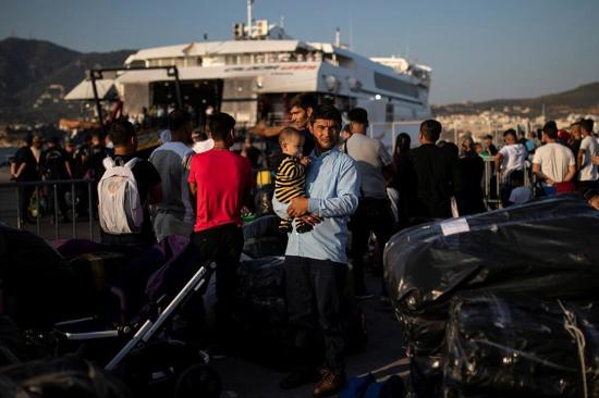 البرلمان اليوناني يوافق على تسريع إجراءات إعادة المهاجرين إلى تركيا