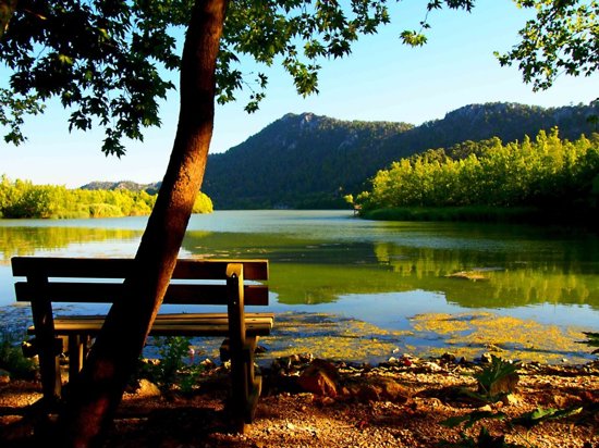 بالصور :بحيرة "الجنة المخفية" التركية الوجهة الأولى لعشاق الطبيعة