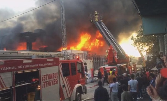 اندلاع حريق ضخم في مصنع من 4 طوابق بإسطنبول