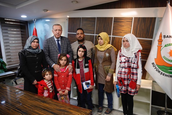 أردوغان يتفقد مركزًا أمنيًا قرب الحدود السورية ويزور أسرة رضيع سوري