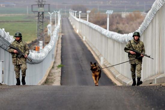 وزارة الدفاع: تركيا آخر جدار يقف بين أوروبا والإرهاب