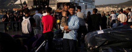 اليونان تبدأ نقل 5 آلاف طالب لجوء من الجزر إلى البر