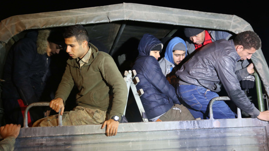 اليونان تعيد 252 مهاجرا قسراً إلى تركيا بعد ضربهم