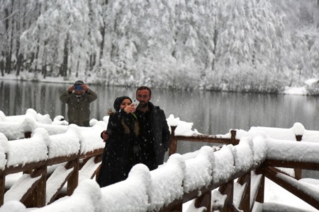 صور :الثلج يضفي رونقاً شتوياً على جمال محمية "البحيرة السوداء" في أرتفين التركية