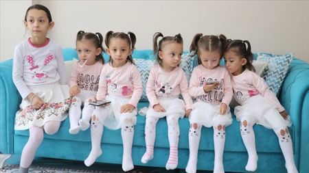5 بنات توائم تضفن السعادة  على أسرتهن في أغري التركية.