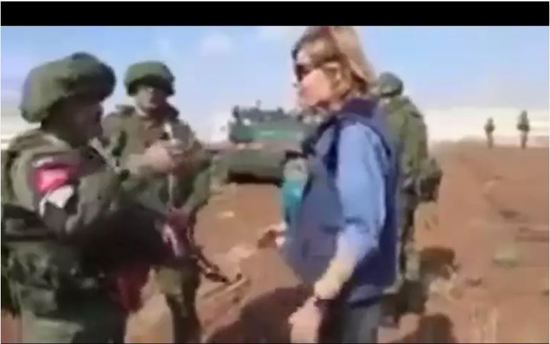 كيف ردت مراسلة سورية على جندي روسي منعها من التصوير في القامشلي !