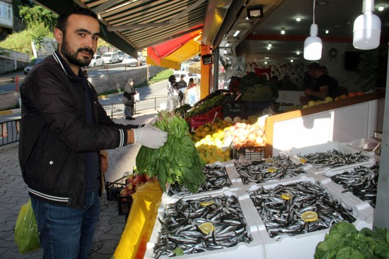بيع السبانخ مجانًا في أسواق إسطنبول