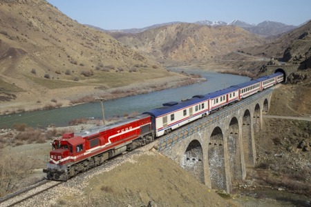 صور :قطارالشرق السريع في تركيا رحلات خيالية تسحر عقول محبي الطبيعة .