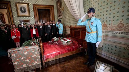 عشرات الأتراك يتوافدون على قصر "دولمة بهجة" لإقامة المراسم