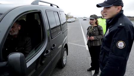 "مرور أدرنة" تمازح السائقين خلال حملة زرع الأشتال