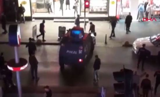 شاب أجنبي يتحرش بفتاة تركية في مترو إسطنبول