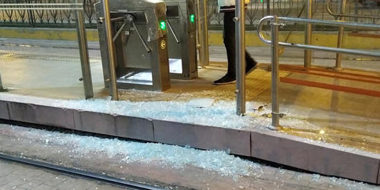 حادث مؤلم لبائع مناديل في محطة "الترام فاي" بإسطنبول