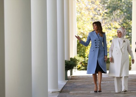 صور : جولة ميلانا ترامب وأمينة اردوغان في البيت الأبيض