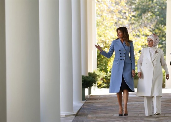 صور : جولة ميلانا ترامب وأمينة اردوغان في البيت الأبيض
