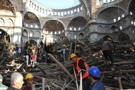 العشرات يهبون لإنقاذ مهندس مدني حوصر تحت أنقاض مسجد بتركيا