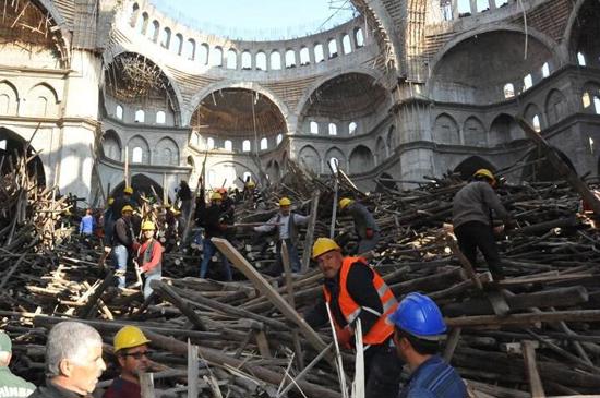 العشرات يهبون لإنقاذ مهندس مدني حوصر تحت أنقاض مسجد بتركيا