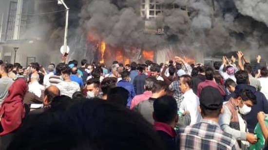احتجاجات الوقود تشعل عشرات المدن في ايران