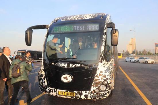 رئيس بلدية إسطنبول يختبر حافلات المتروبوس الجديدة