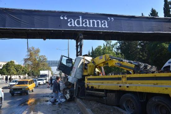 إصابات جراء اصطدام رافعة بجسر في مدينة أضنة التركية