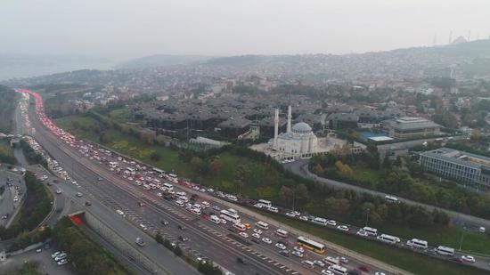 عودة ملايين الطلبة لمدارسهم وحركة مرور كثيفة في إسطنبول